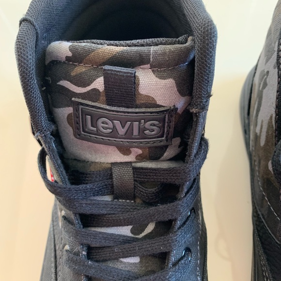 NWT- LEVI'S  MENS HIGH TOP FASHION SNEAKERS - Picture 4 of 7